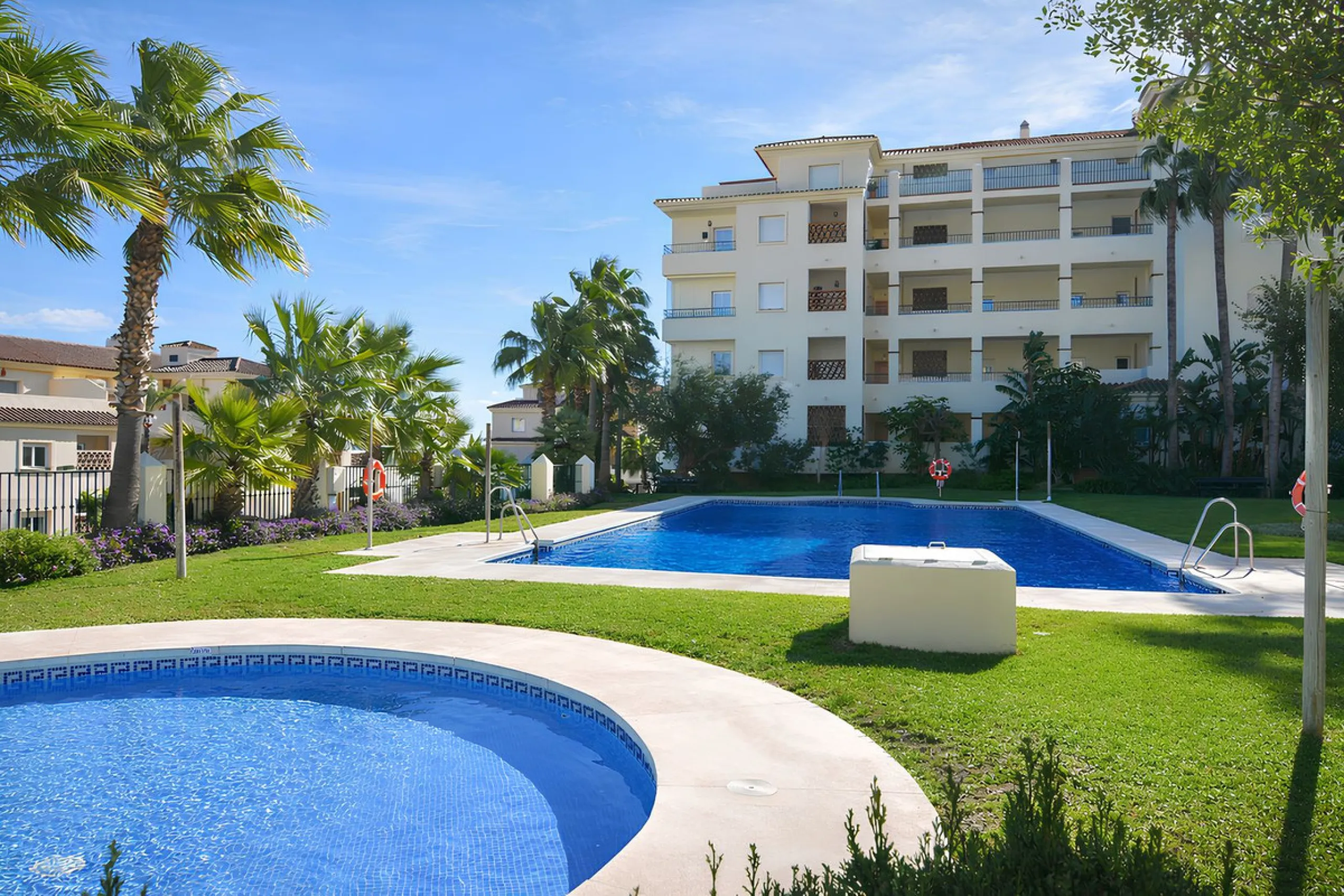 This magnificent property is located in the prestigious La Cala Hills urbanisation, in the exclusive area of Mijas Golf, one of the most sought after residential locations thanks to its natural surroundings, tranquillity and excellent connections to all a