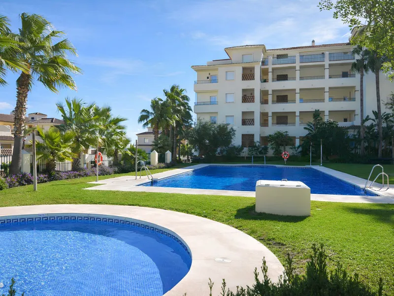 This magnificent property is located in the prestigious La Cala Hills urbanisation, in the exclusive area of Mijas Golf, one of the most sought after residential locations thanks to its natural surroundings, tranquillity and excellent connections to all a