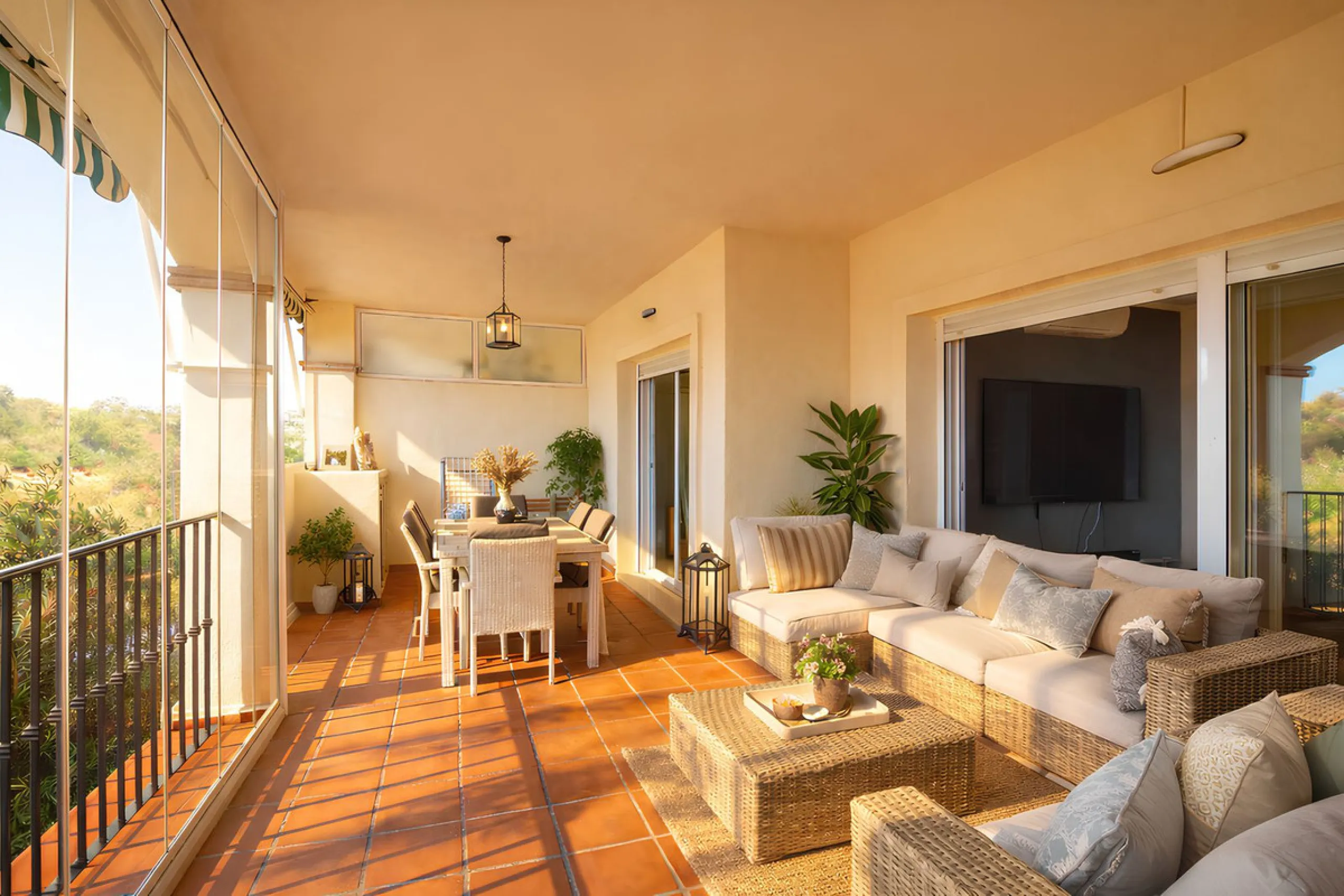 This magnificent property is located in the prestigious La Cala Hills urbanisation, in the exclusive area of Mijas Golf, one of the most sought after residential locations thanks to its natural surroundings, tranquillity and excellent connections to all a