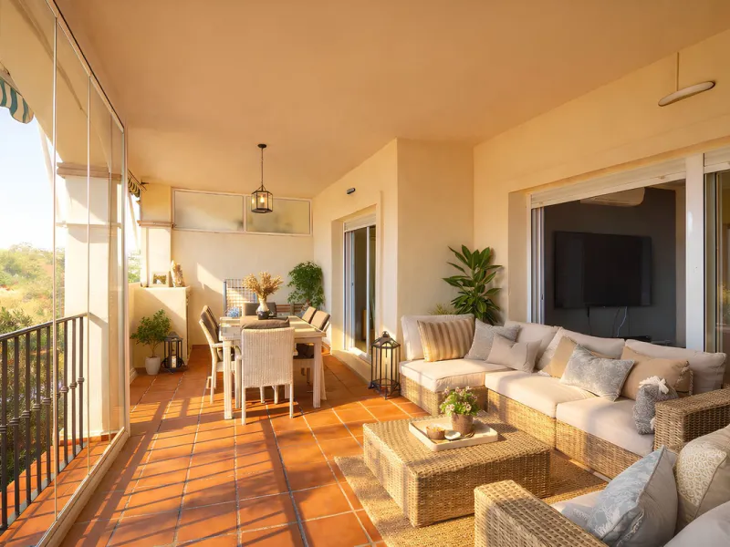 This magnificent property is located in the prestigious La Cala Hills urbanisation, in the exclusive area of Mijas Golf, one of the most sought after residential locations thanks to its natural surroundings, tranquillity and excellent connections to all a