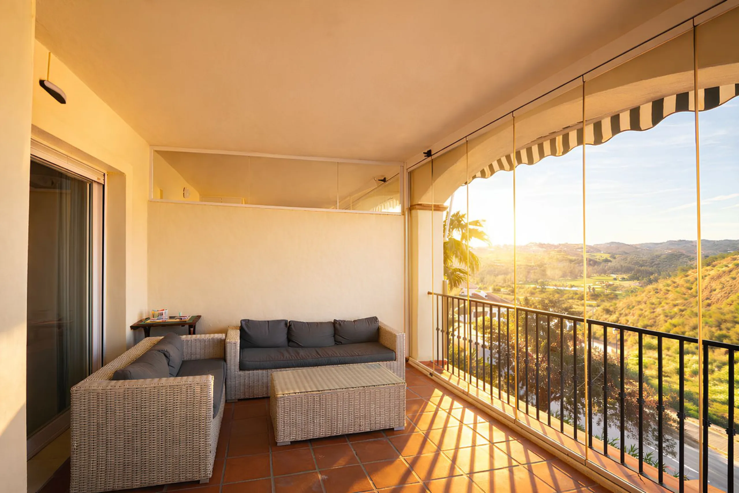 This magnificent property is located in the prestigious La Cala Hills urbanisation, in the exclusive area of Mijas Golf, one of the most sought after residential locations thanks to its natural surroundings, tranquillity and excellent connections to all a