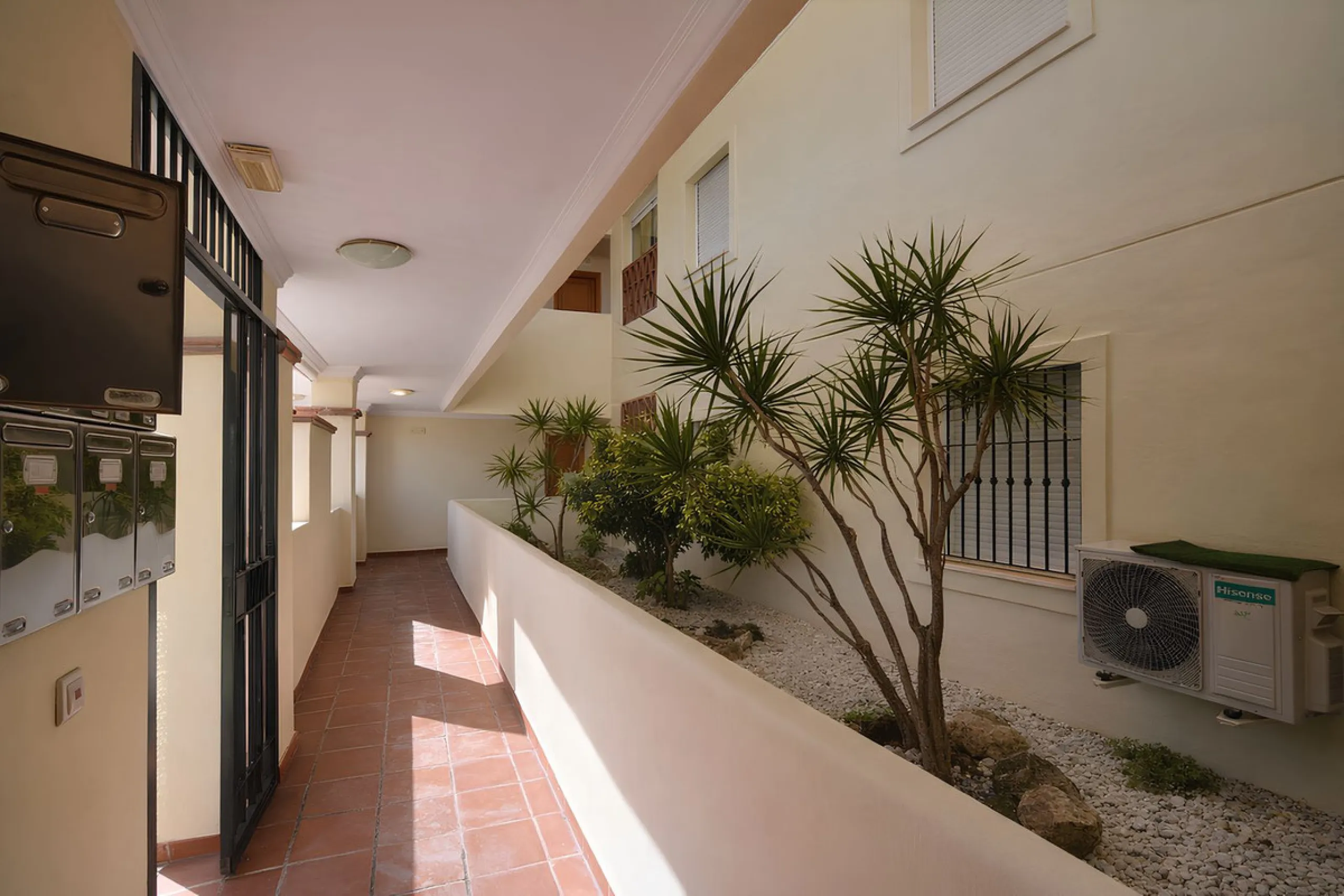 This magnificent property is located in the prestigious La Cala Hills urbanisation, in the exclusive area of Mijas Golf, one of the most sought after residential locations thanks to its natural surroundings, tranquillity and excellent connections to all a
