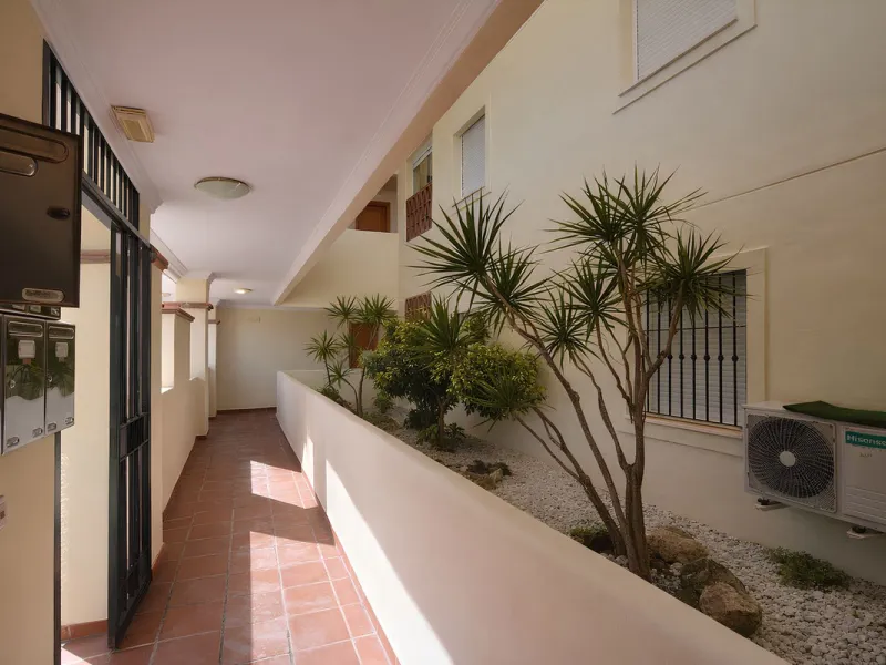 This magnificent property is located in the prestigious La Cala Hills urbanisation, in the exclusive area of Mijas Golf, one of the most sought after residential locations thanks to its natural surroundings, tranquillity and excellent connections to all a