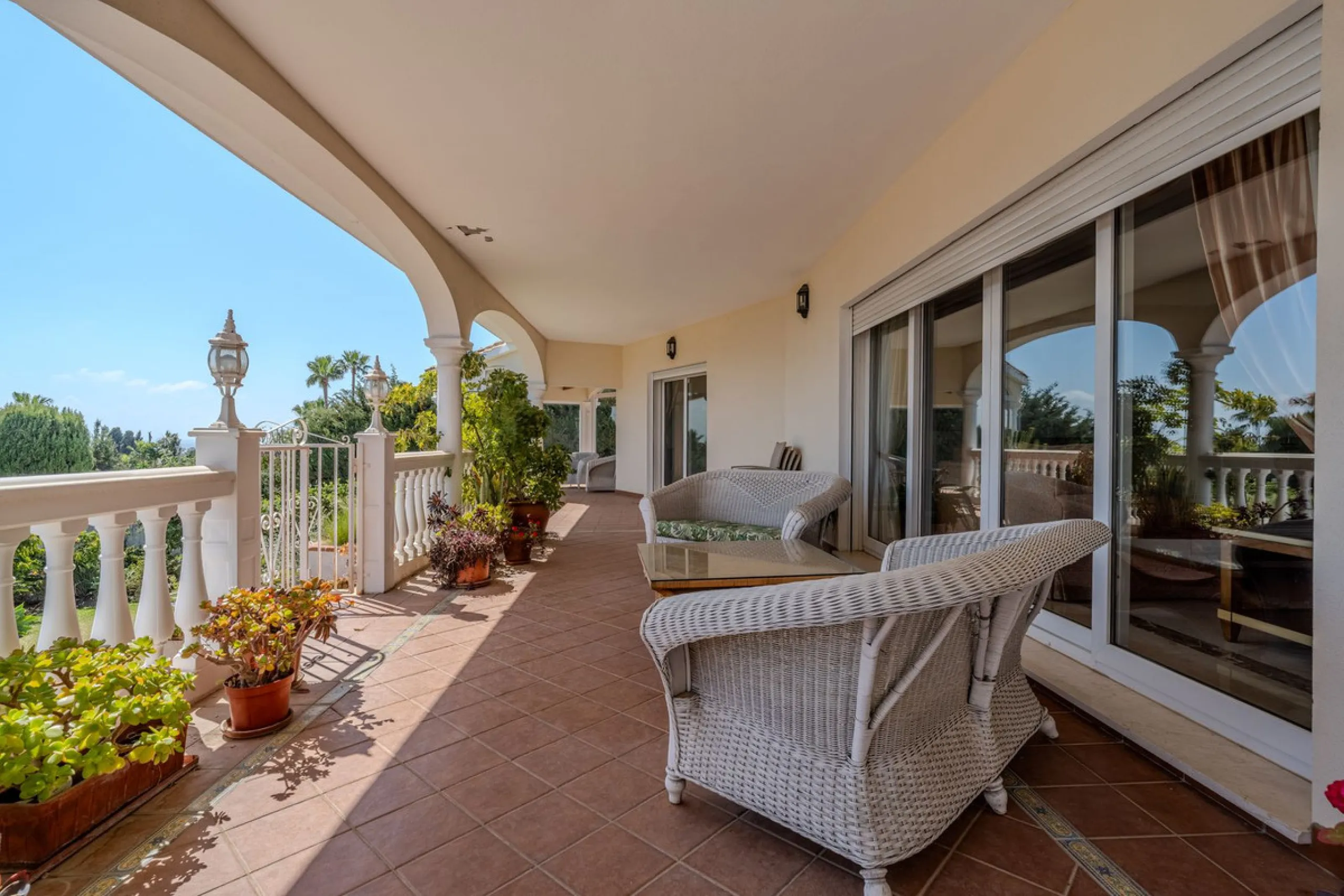 Nestled in the heart of El Paraíso Medio, this beautiful five-bedroom, four-bathroom detached villa offers a perfect blend of timeless Andalusian charm and modern comfort, all within easy walking distance of local amenities.