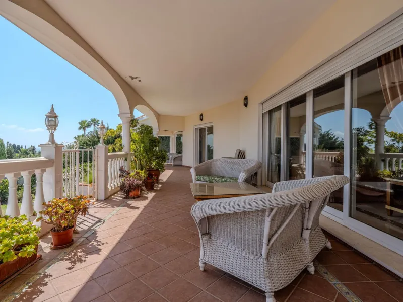 Nestled in the heart of El Paraíso Medio, this beautiful five-bedroom, four-bathroom detached villa offers a perfect blend of timeless Andalusian charm and modern comfort, all within easy walking distance of local amenities.