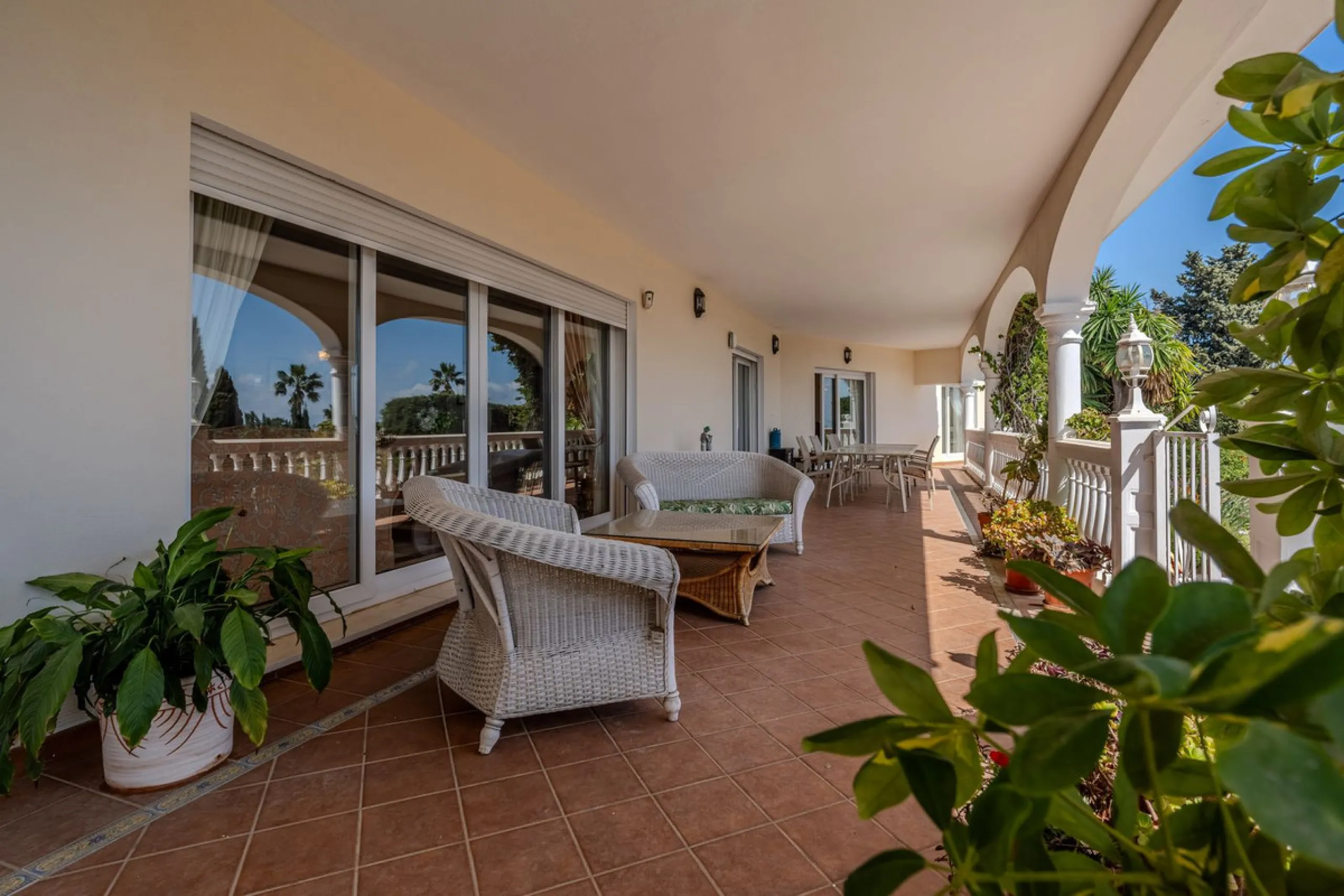 Nestled in the heart of El Paraíso Medio, this beautiful five-bedroom, four-bathroom detached villa offers a perfect blend of timeless Andalusian charm and modern comfort, all within easy walking distance of local amenities.