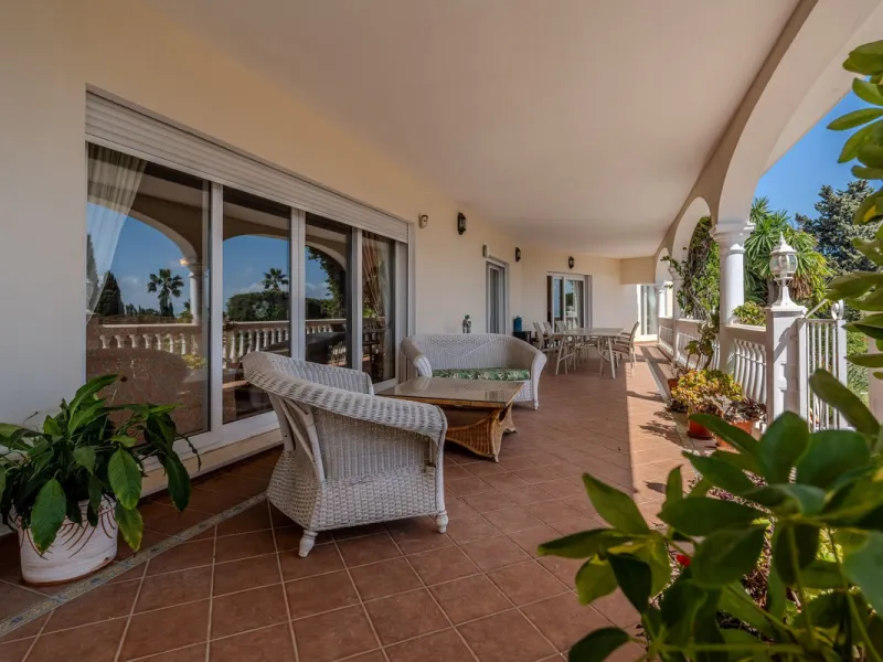 Nestled in the heart of El Paraíso Medio, this beautiful five-bedroom, four-bathroom detached villa offers a perfect blend of timeless Andalusian charm and modern comfort, all within easy walking distance of local amenities.