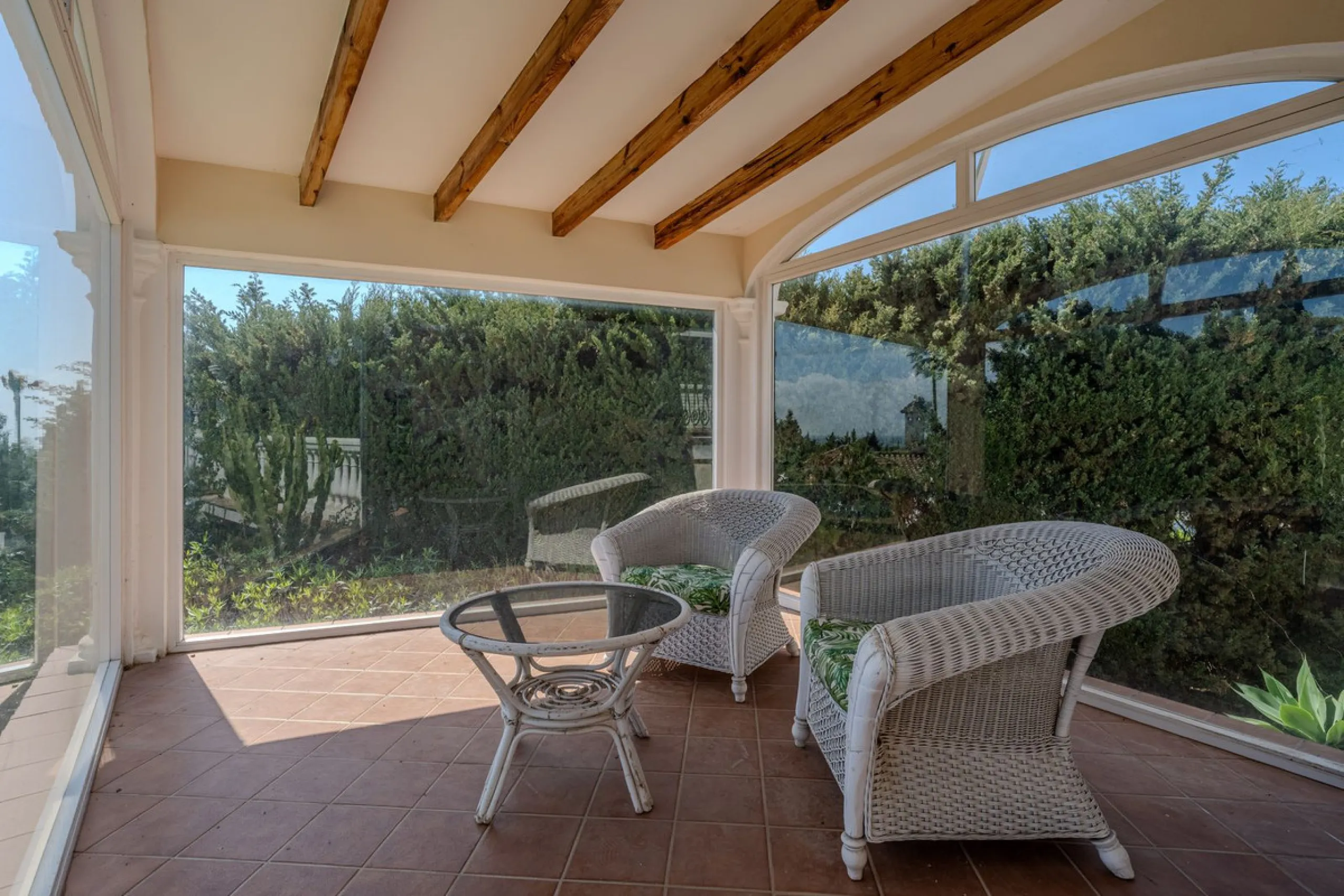 Nestled in the heart of El Paraíso Medio, this beautiful five-bedroom, four-bathroom detached villa offers a perfect blend of timeless Andalusian charm and modern comfort, all within easy walking distance of local amenities.