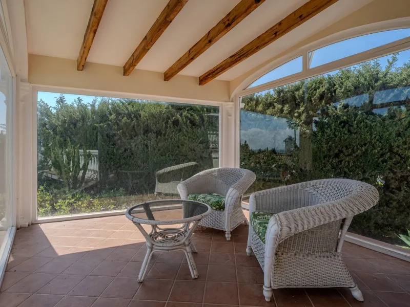 Nestled in the heart of El Paraíso Medio, this beautiful five-bedroom, four-bathroom detached villa offers a perfect blend of timeless Andalusian charm and modern comfort, all within easy walking distance of local amenities.