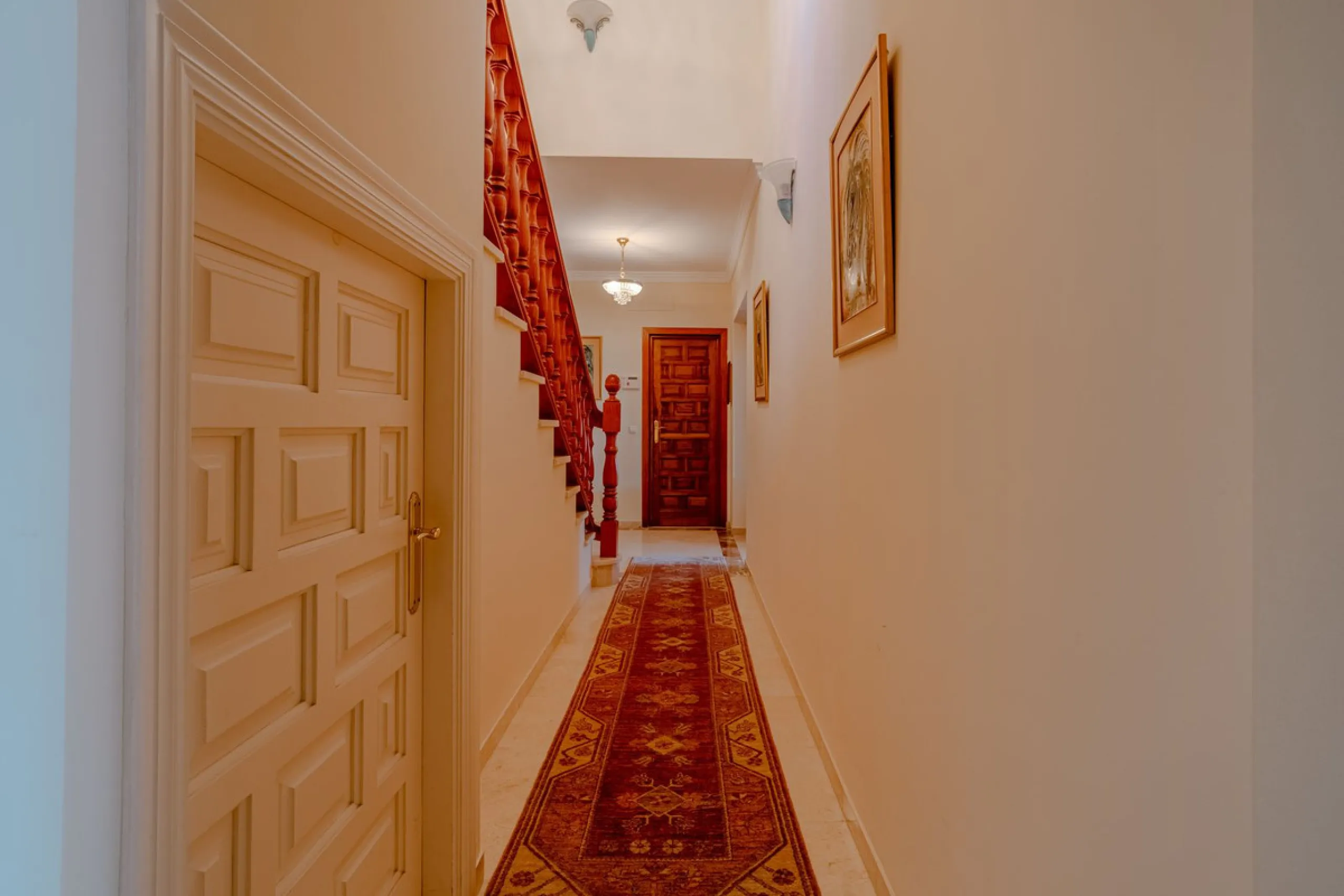 Nestled in the heart of El Paraíso Medio, this beautiful five-bedroom, four-bathroom detached villa offers a perfect blend of timeless Andalusian charm and modern comfort, all within easy walking distance of local amenities.