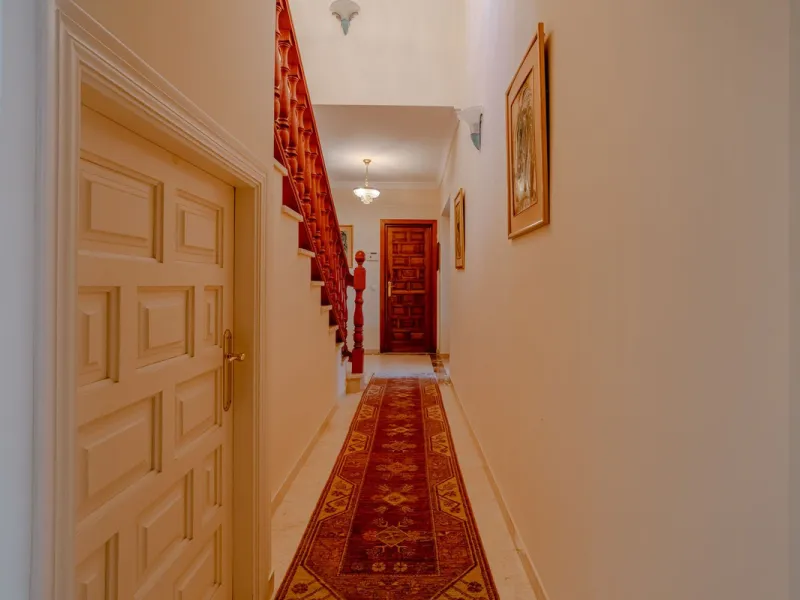 Nestled in the heart of El Paraíso Medio, this beautiful five-bedroom, four-bathroom detached villa offers a perfect blend of timeless Andalusian charm and modern comfort, all within easy walking distance of local amenities.