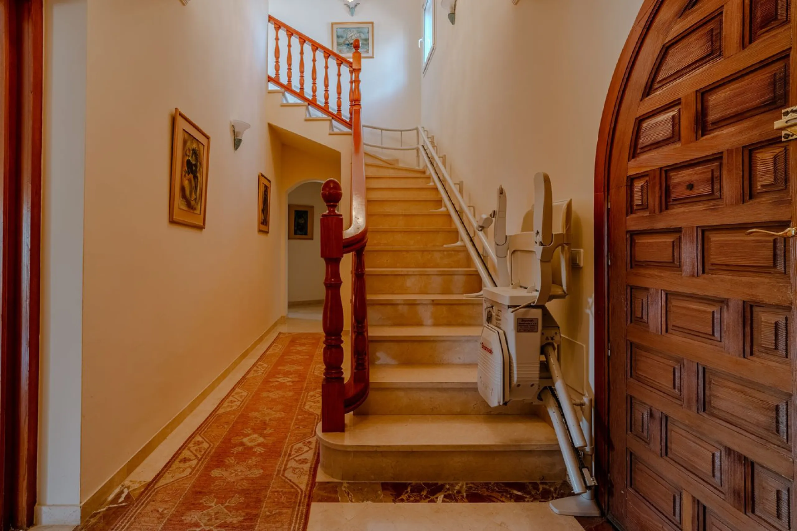Nestled in the heart of El Paraíso Medio, this beautiful five-bedroom, four-bathroom detached villa offers a perfect blend of timeless Andalusian charm and modern comfort, all within easy walking distance of local amenities.