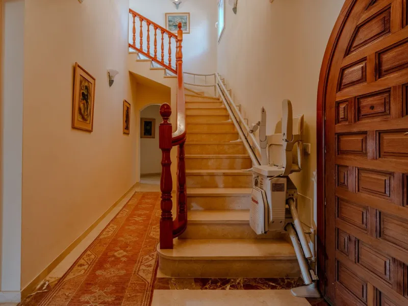 Nestled in the heart of El Paraíso Medio, this beautiful five-bedroom, four-bathroom detached villa offers a perfect blend of timeless Andalusian charm and modern comfort, all within easy walking distance of local amenities.
