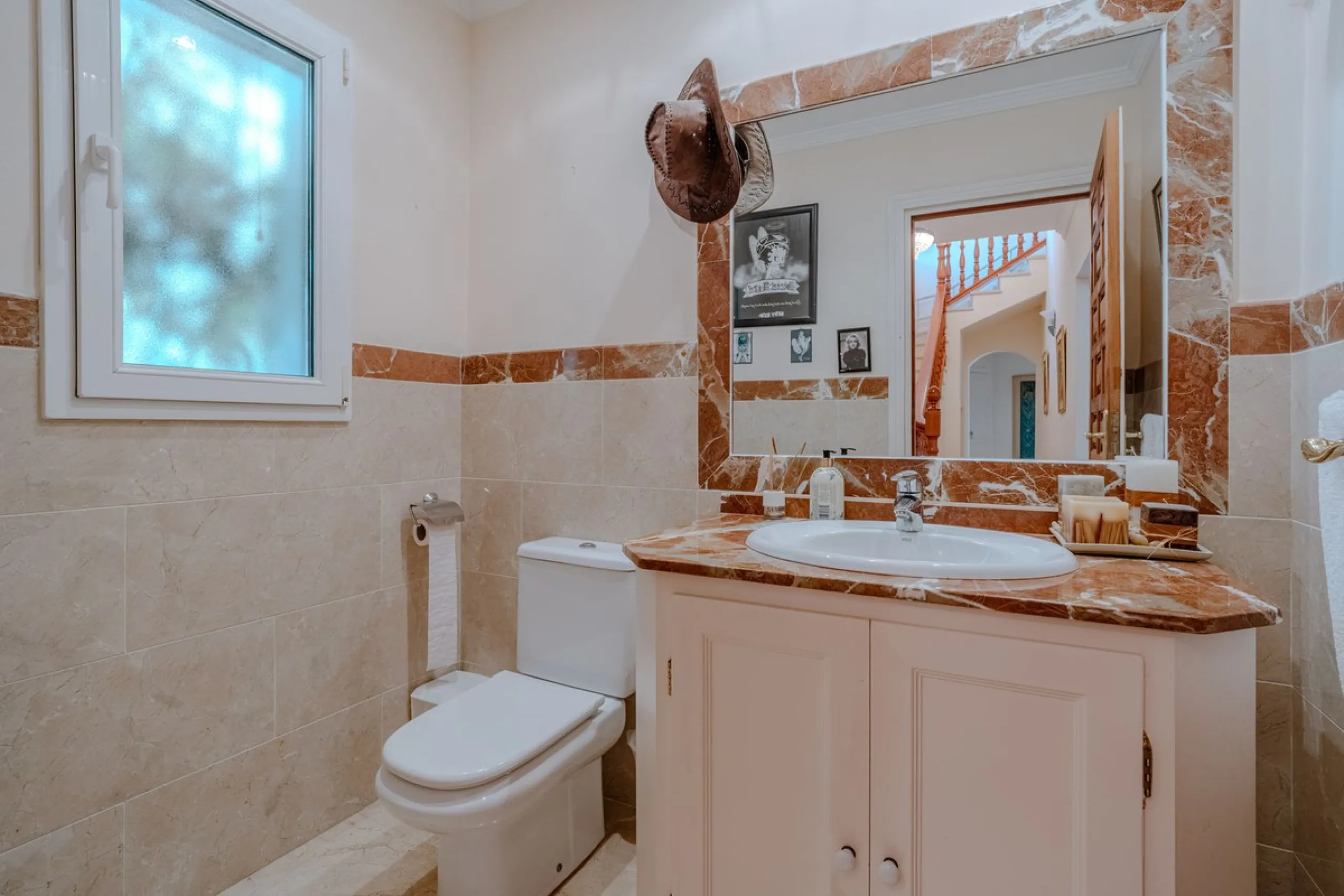 Nestled in the heart of El Paraíso Medio, this beautiful five-bedroom, four-bathroom detached villa offers a perfect blend of timeless Andalusian charm and modern comfort, all within easy walking distance of local amenities.