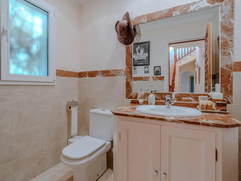 Nestled in the heart of El Paraíso Medio, this beautiful five-bedroom, four-bathroom detached villa offers a perfect blend of timeless Andalusian charm and modern comfort, all within easy walking distance of local amenities.