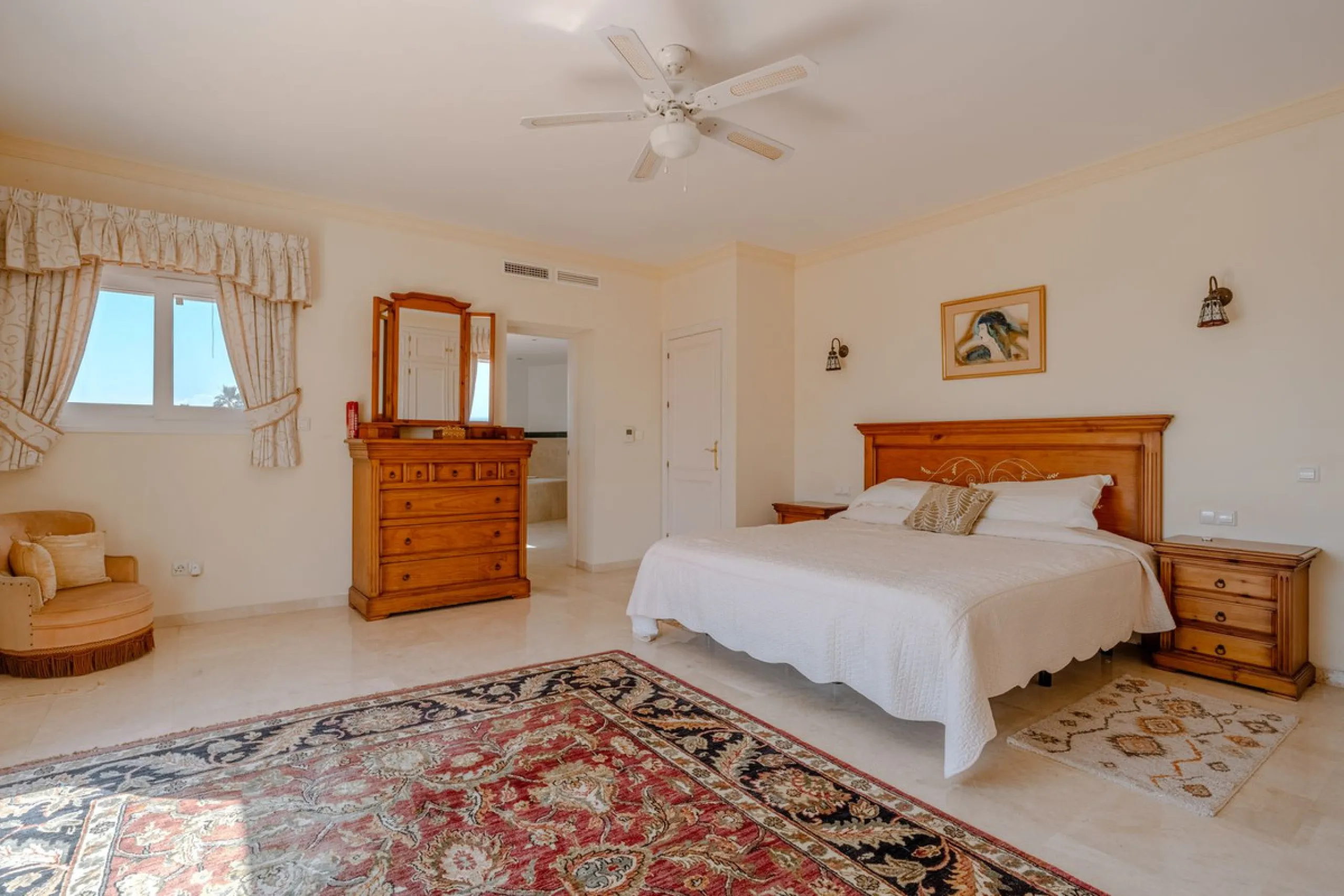 Nestled in the heart of El Paraíso Medio, this beautiful five-bedroom, four-bathroom detached villa offers a perfect blend of timeless Andalusian charm and modern comfort, all within easy walking distance of local amenities.