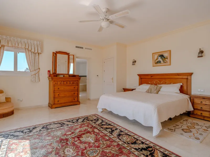 Nestled in the heart of El Paraíso Medio, this beautiful five-bedroom, four-bathroom detached villa offers a perfect blend of timeless Andalusian charm and modern comfort, all within easy walking distance of local amenities.