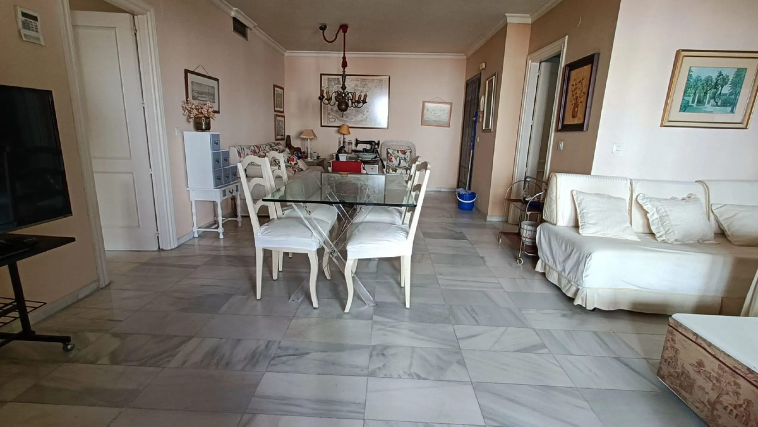 Apartment - Middle Floor Apartment в продаже в Marbella, Málaga. В доме 2 спален и 2 ванных комнат. Площадь дома 124 м²