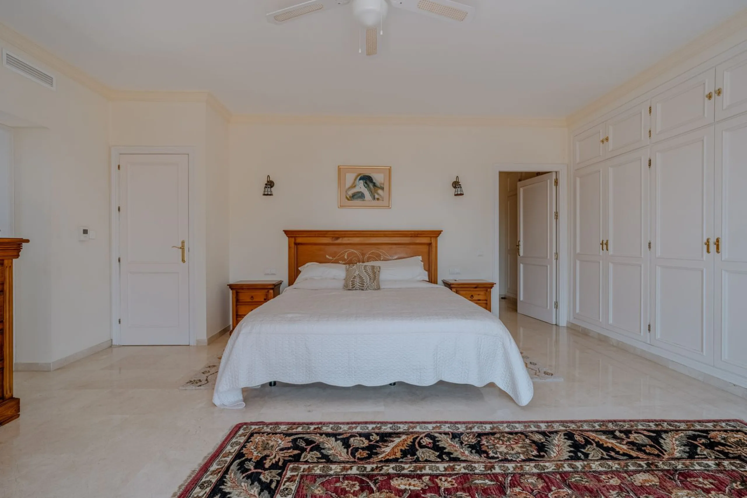 Nestled in the heart of El Paraíso Medio, this beautiful five-bedroom, four-bathroom detached villa offers a perfect blend of timeless Andalusian charm and modern comfort, all within easy walking distance of local amenities.