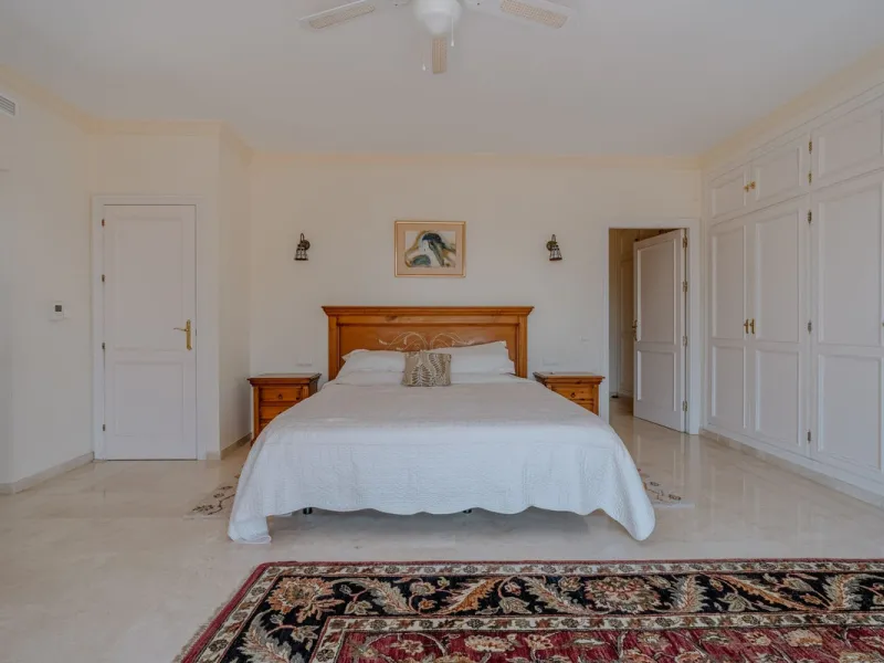 Nestled in the heart of El Paraíso Medio, this beautiful five-bedroom, four-bathroom detached villa offers a perfect blend of timeless Andalusian charm and modern comfort, all within easy walking distance of local amenities.
