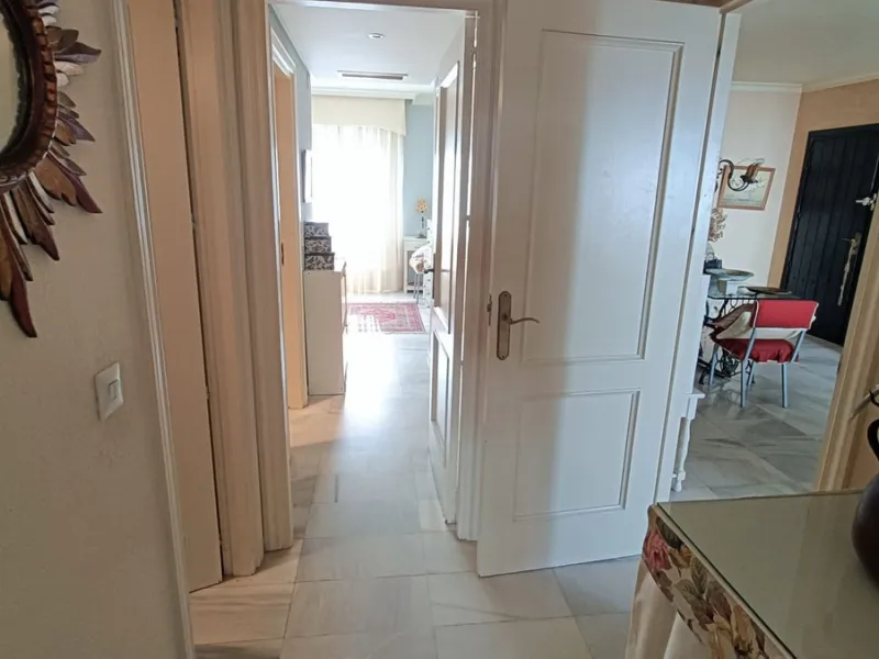 Apartment - Middle Floor Apartment в продаже в Marbella, Málaga. В доме 2 спален и 2 ванных комнат. Площадь дома 124 м²