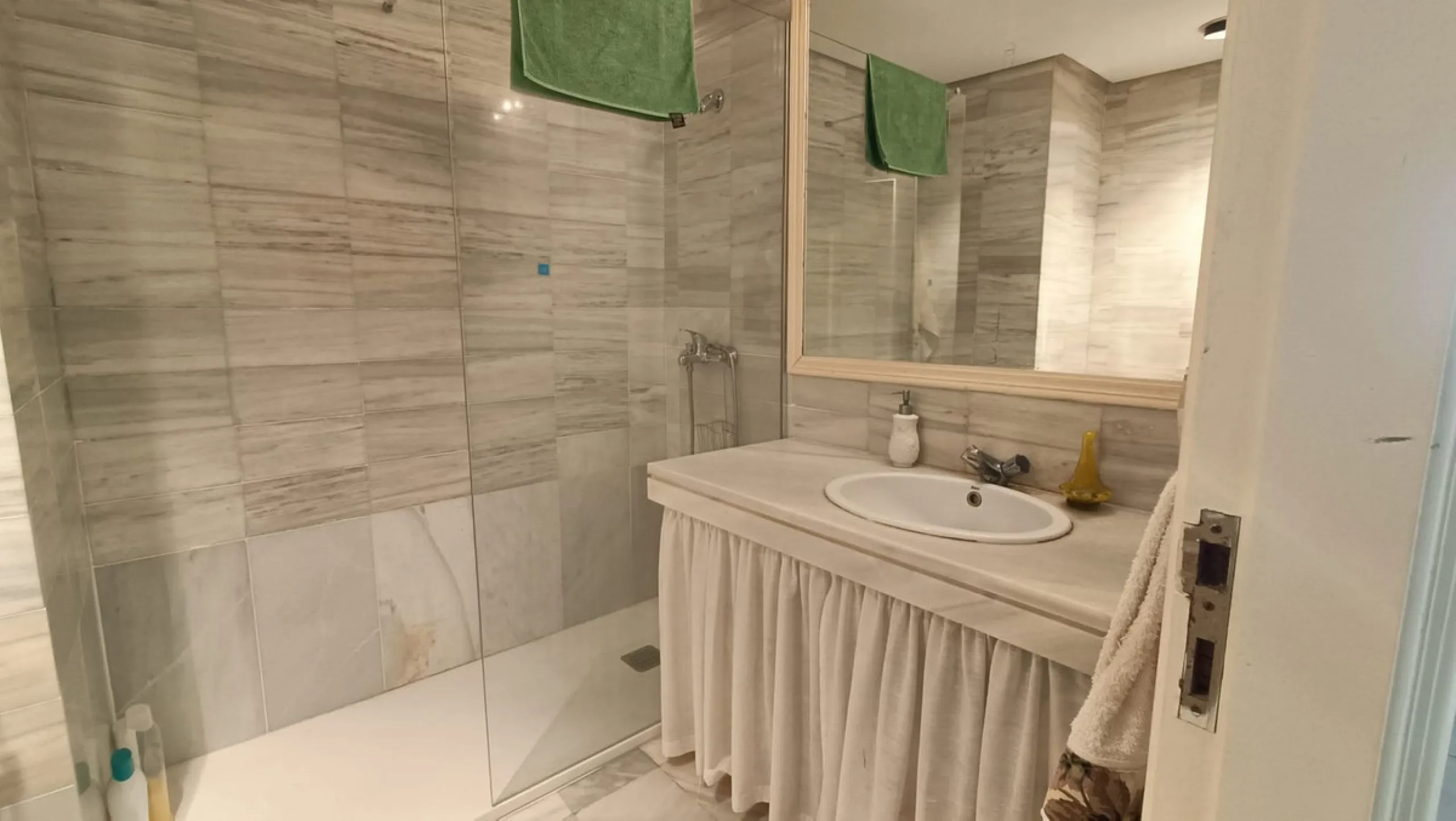 Apartment - Middle Floor Apartment в продаже в Marbella, Málaga. В доме 2 спален и 2 ванных комнат. Площадь дома 124 м²