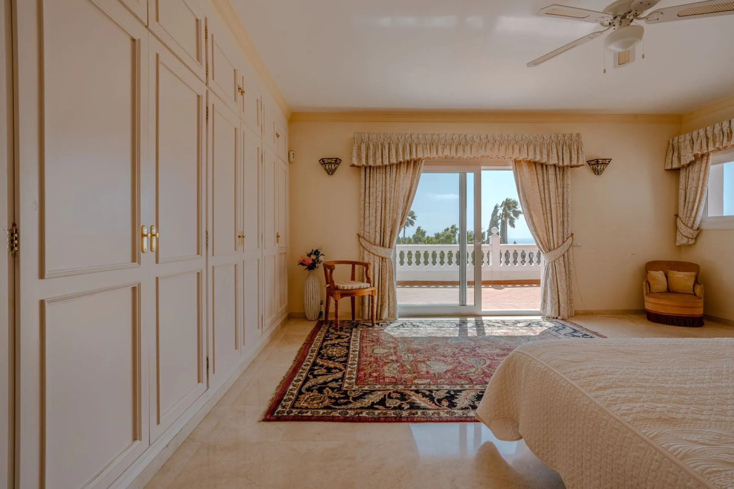 Nestled in the heart of El Paraíso Medio, this beautiful five-bedroom, four-bathroom detached villa offers a perfect blend of timeless Andalusian charm and modern comfort, all within easy walking distance of local amenities.