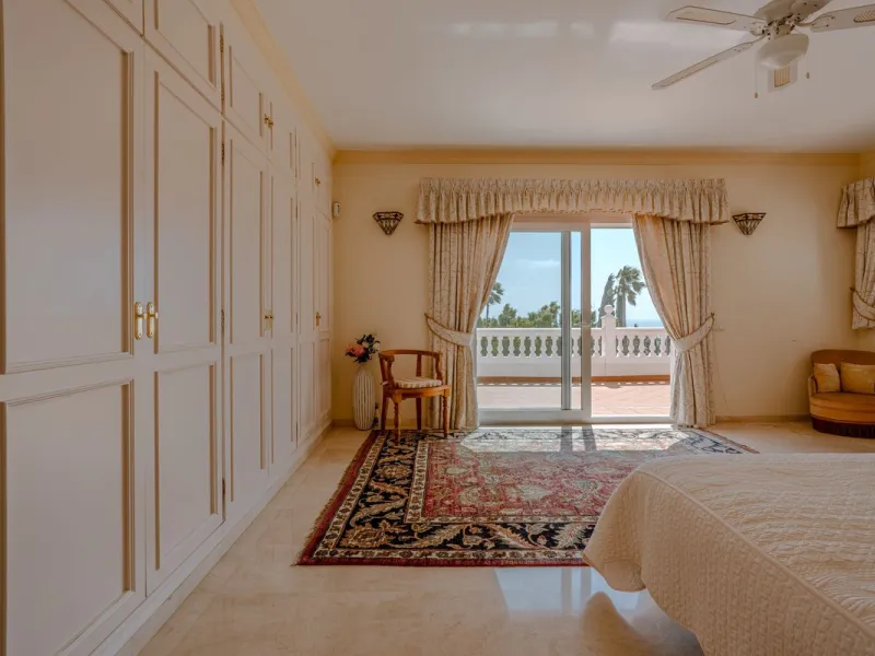 Nestled in the heart of El Paraíso Medio, this beautiful five-bedroom, four-bathroom detached villa offers a perfect blend of timeless Andalusian charm and modern comfort, all within easy walking distance of local amenities.