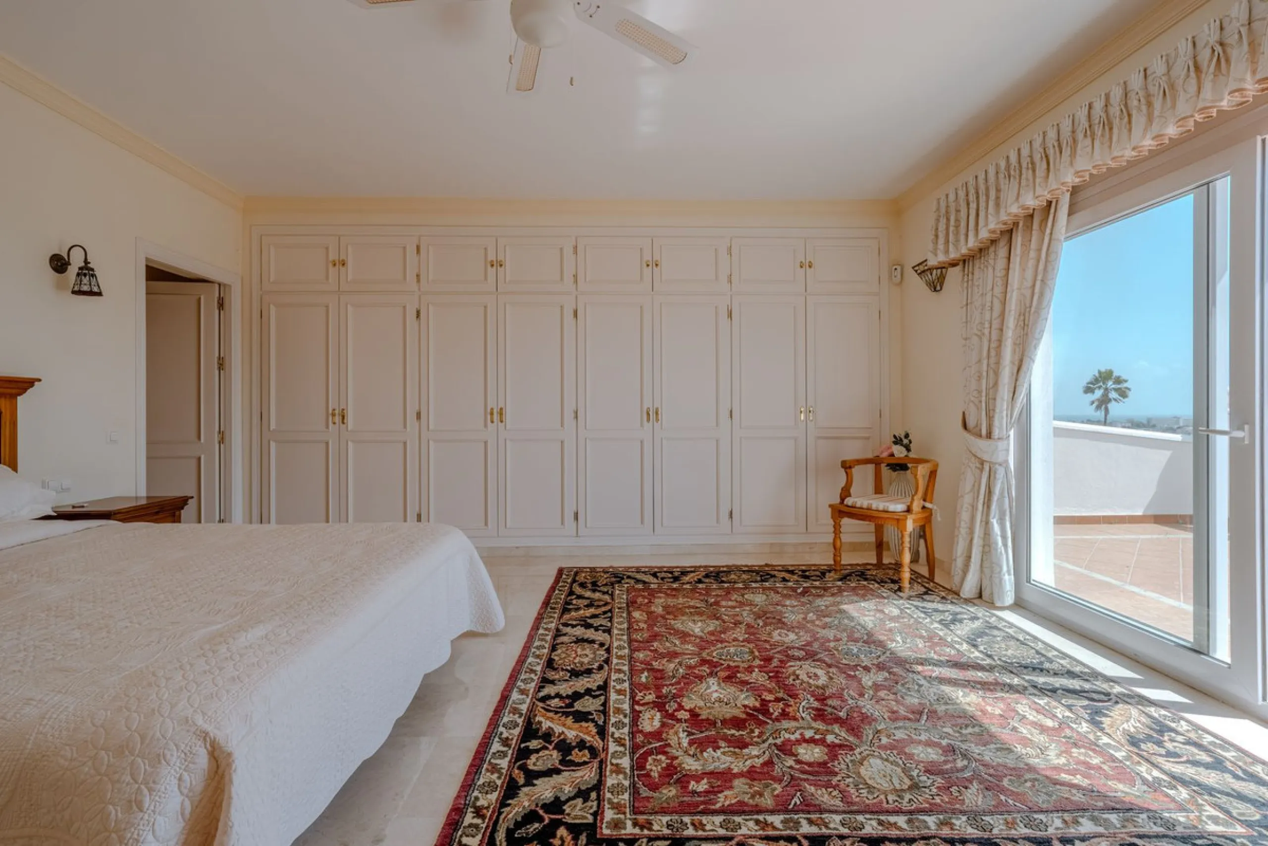 Nestled in the heart of El Paraíso Medio, this beautiful five-bedroom, four-bathroom detached villa offers a perfect blend of timeless Andalusian charm and modern comfort, all within easy walking distance of local amenities.