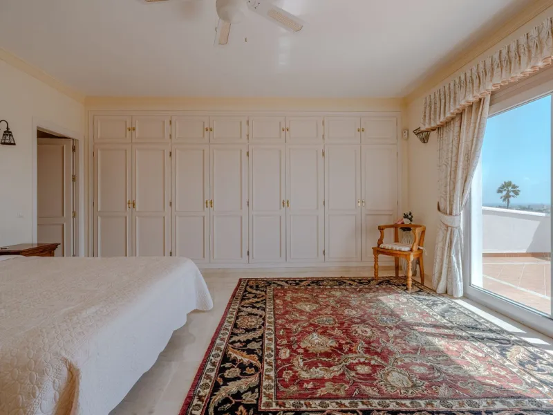 Nestled in the heart of El Paraíso Medio, this beautiful five-bedroom, four-bathroom detached villa offers a perfect blend of timeless Andalusian charm and modern comfort, all within easy walking distance of local amenities.