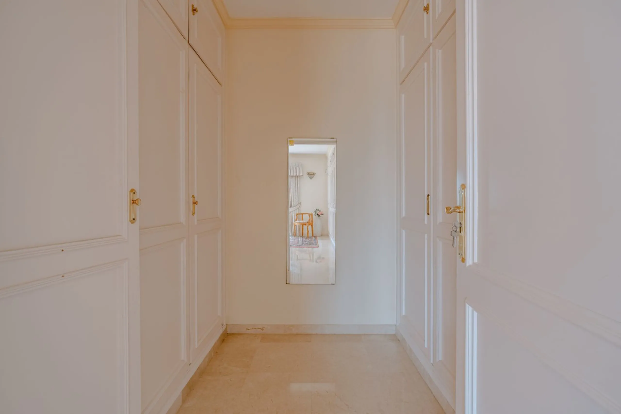 Nestled in the heart of El Paraíso Medio, this beautiful five-bedroom, four-bathroom detached villa offers a perfect blend of timeless Andalusian charm and modern comfort, all within easy walking distance of local amenities.