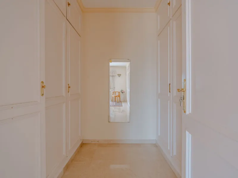 Nestled in the heart of El Paraíso Medio, this beautiful five-bedroom, four-bathroom detached villa offers a perfect blend of timeless Andalusian charm and modern comfort, all within easy walking distance of local amenities.