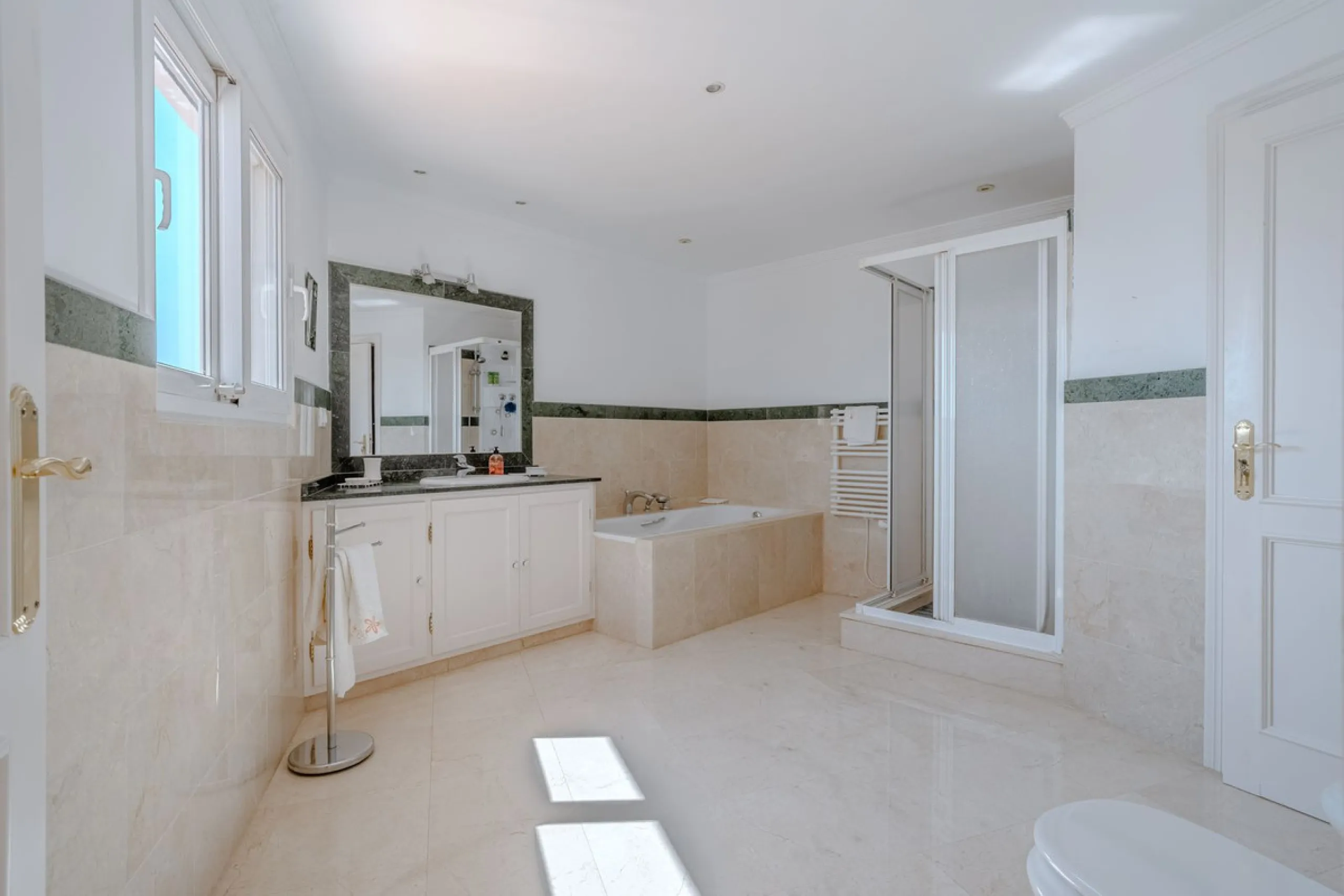 Nestled in the heart of El Paraíso Medio, this beautiful five-bedroom, four-bathroom detached villa offers a perfect blend of timeless Andalusian charm and modern comfort, all within easy walking distance of local amenities.