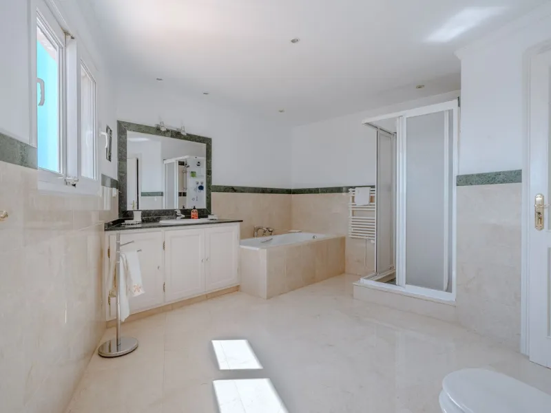 Nestled in the heart of El Paraíso Medio, this beautiful five-bedroom, four-bathroom detached villa offers a perfect blend of timeless Andalusian charm and modern comfort, all within easy walking distance of local amenities.