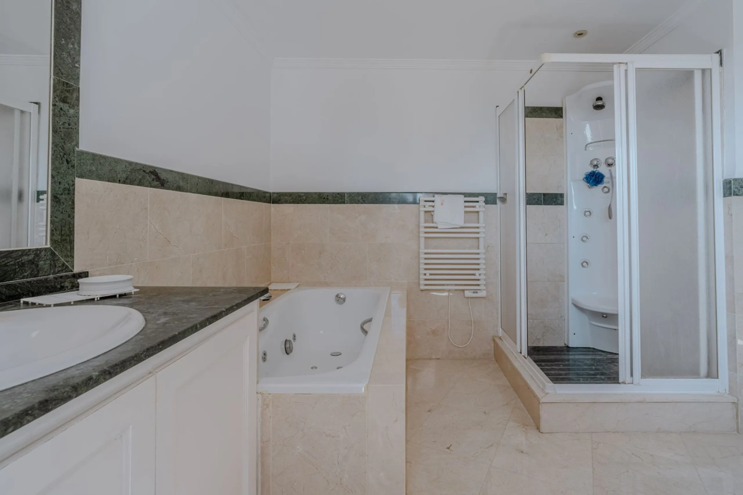 Nestled in the heart of El Paraíso Medio, this beautiful five-bedroom, four-bathroom detached villa offers a perfect blend of timeless Andalusian charm and modern comfort, all within easy walking distance of local amenities.