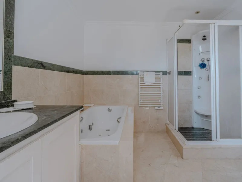 Nestled in the heart of El Paraíso Medio, this beautiful five-bedroom, four-bathroom detached villa offers a perfect blend of timeless Andalusian charm and modern comfort, all within easy walking distance of local amenities.