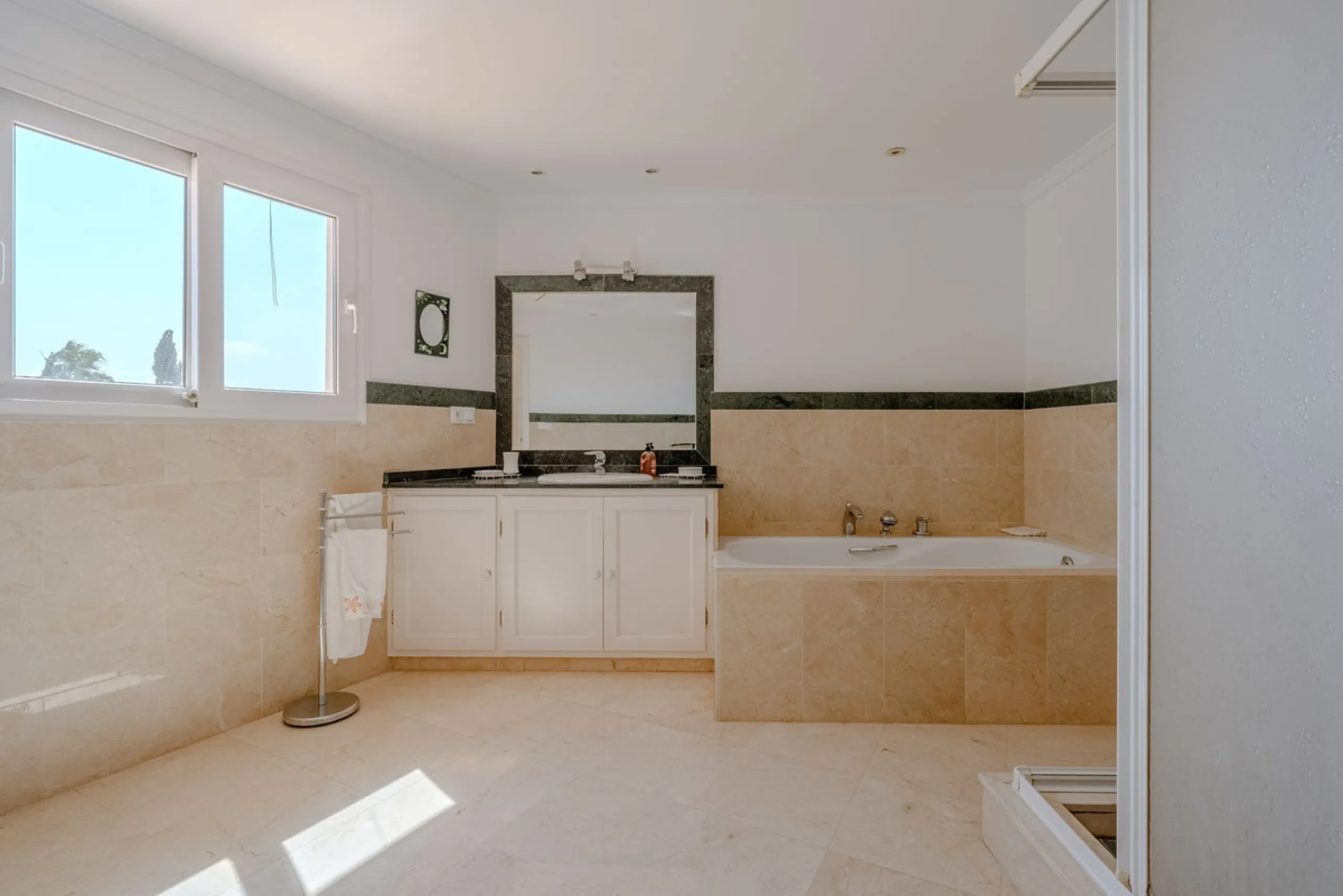 Nestled in the heart of El Paraíso Medio, this beautiful five-bedroom, four-bathroom detached villa offers a perfect blend of timeless Andalusian charm and modern comfort, all within easy walking distance of local amenities.