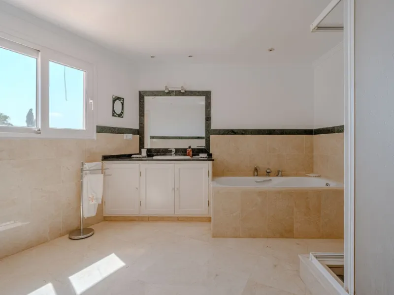 Nestled in the heart of El Paraíso Medio, this beautiful five-bedroom, four-bathroom detached villa offers a perfect blend of timeless Andalusian charm and modern comfort, all within easy walking distance of local amenities.