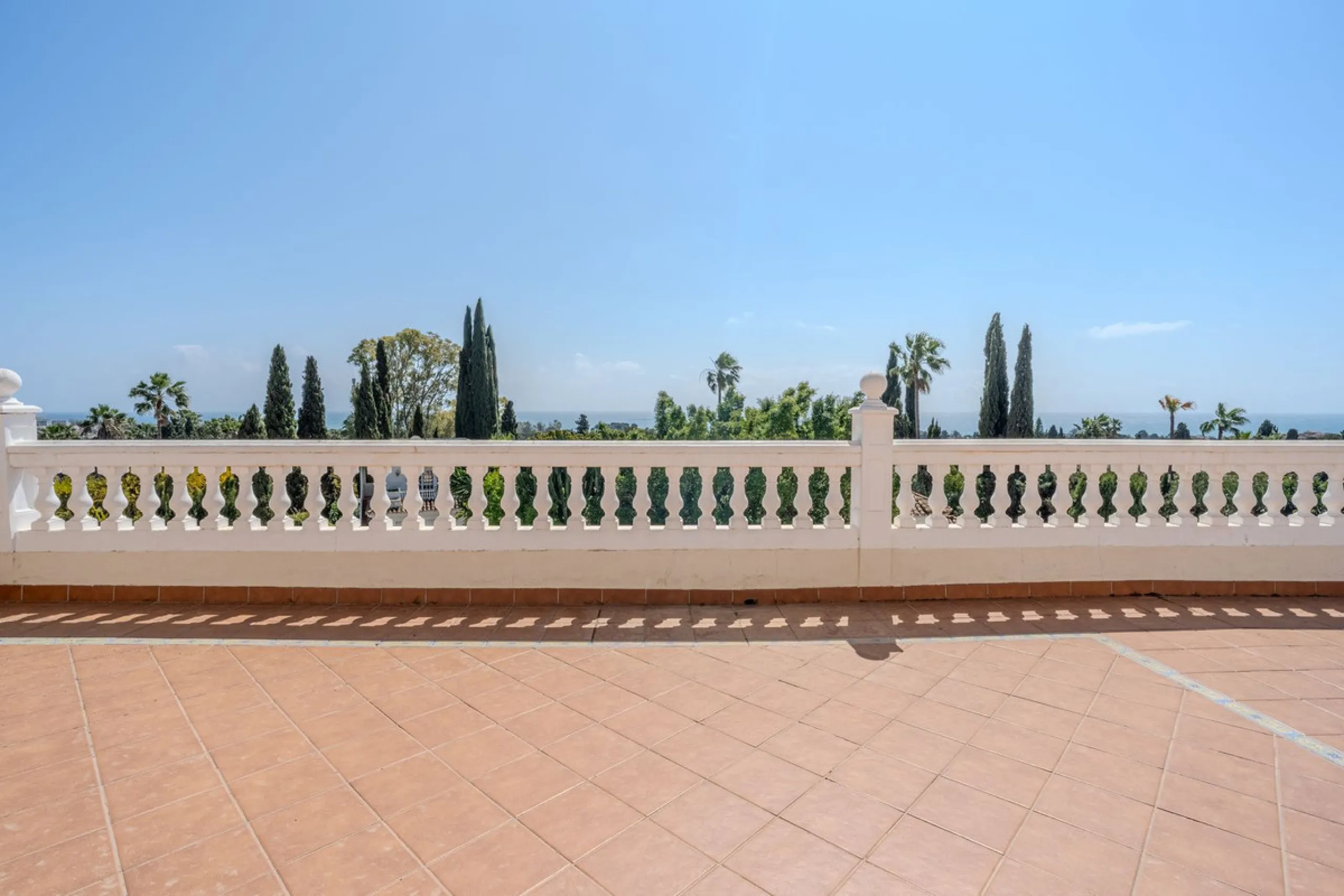 Nestled in the heart of El Paraíso Medio, this beautiful five-bedroom, four-bathroom detached villa offers a perfect blend of timeless Andalusian charm and modern comfort, all within easy walking distance of local amenities.