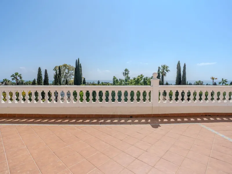 Nestled in the heart of El Paraíso Medio, this beautiful five-bedroom, four-bathroom detached villa offers a perfect blend of timeless Andalusian charm and modern comfort, all within easy walking distance of local amenities.