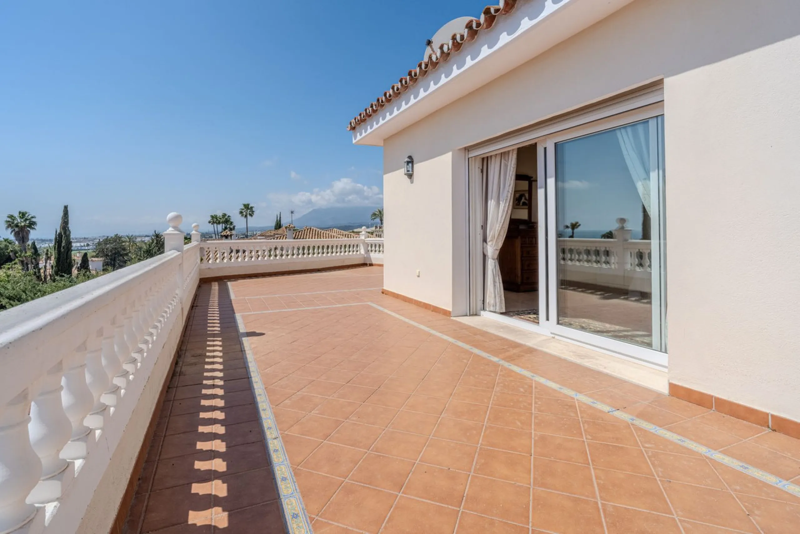 Nestled in the heart of El Paraíso Medio, this beautiful five-bedroom, four-bathroom detached villa offers a perfect blend of timeless Andalusian charm and modern comfort, all within easy walking distance of local amenities.
