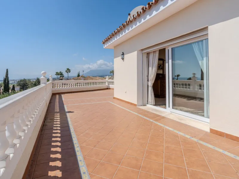Nestled in the heart of El Paraíso Medio, this beautiful five-bedroom, four-bathroom detached villa offers a perfect blend of timeless Andalusian charm and modern comfort, all within easy walking distance of local amenities.