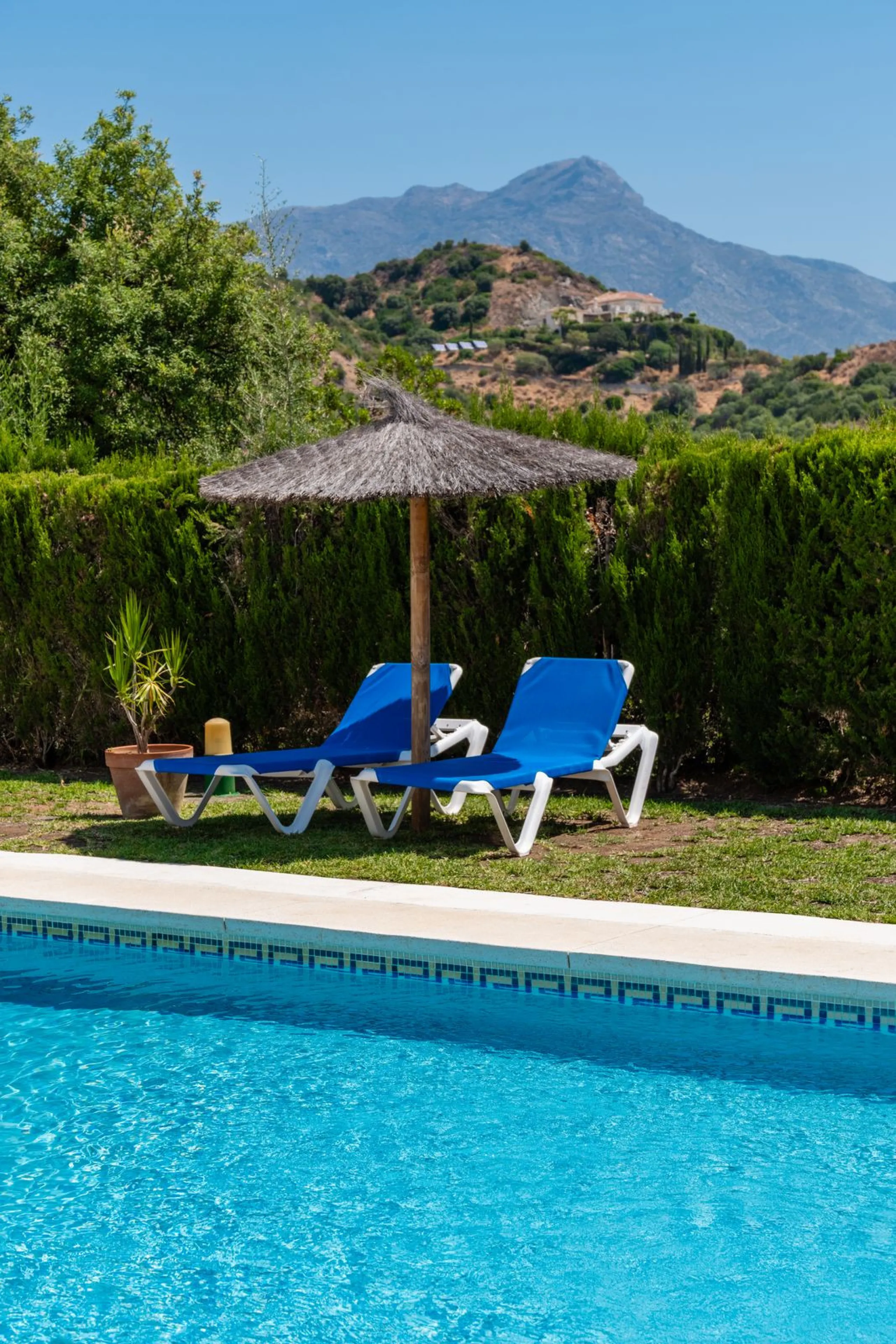 Located in the hills of Benahavis, this 143 sqm. residence is more than just an apartment; it is a curated experience of light and volume. As one of the largest units in this complex, the home has been meticulously reimagined to meet the exacting standard