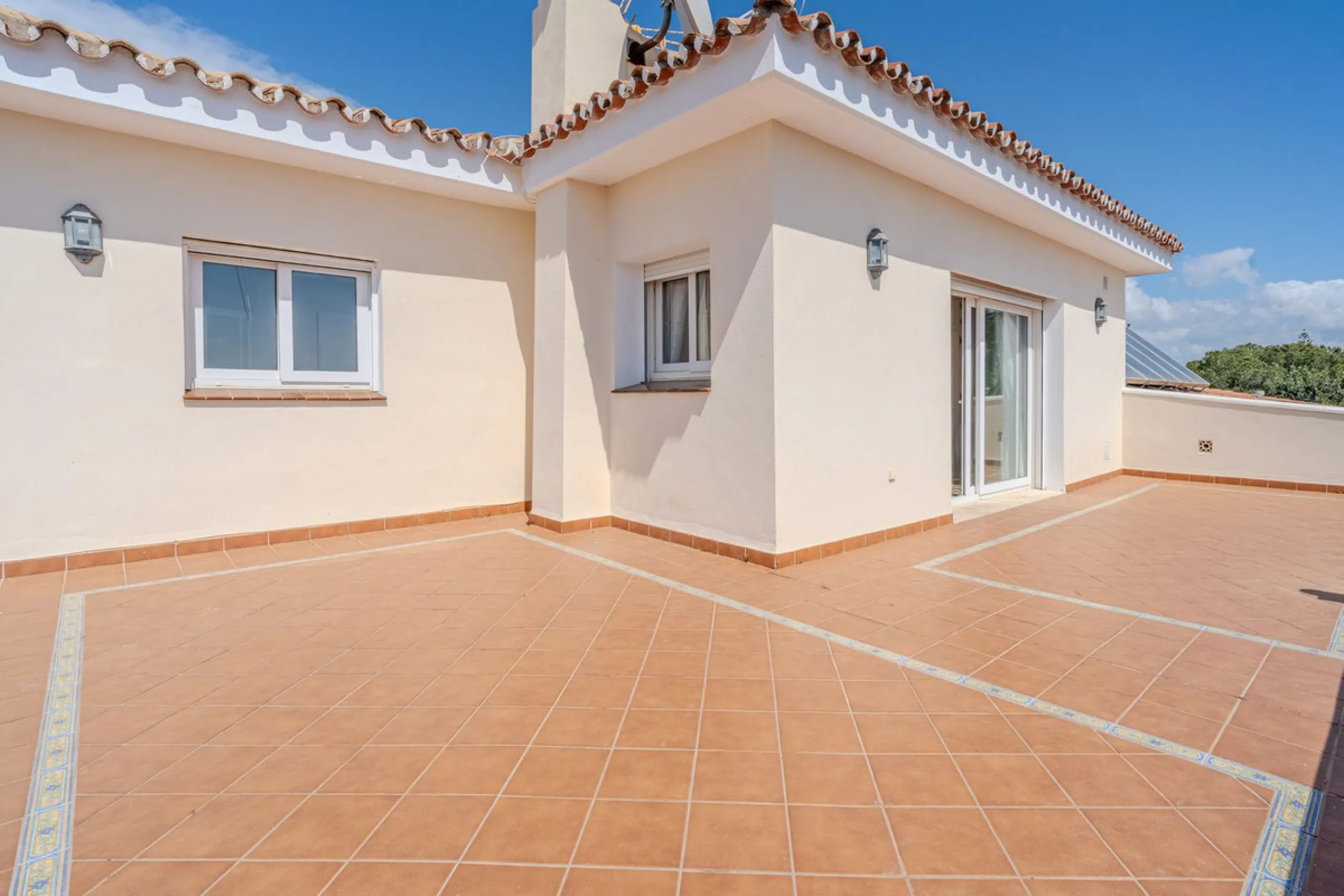 Nestled in the heart of El Paraíso Medio, this beautiful five-bedroom, four-bathroom detached villa offers a perfect blend of timeless Andalusian charm and modern comfort, all within easy walking distance of local amenities.