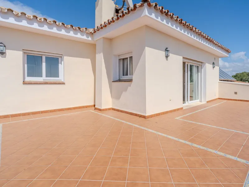 Nestled in the heart of El Paraíso Medio, this beautiful five-bedroom, four-bathroom detached villa offers a perfect blend of timeless Andalusian charm and modern comfort, all within easy walking distance of local amenities.
