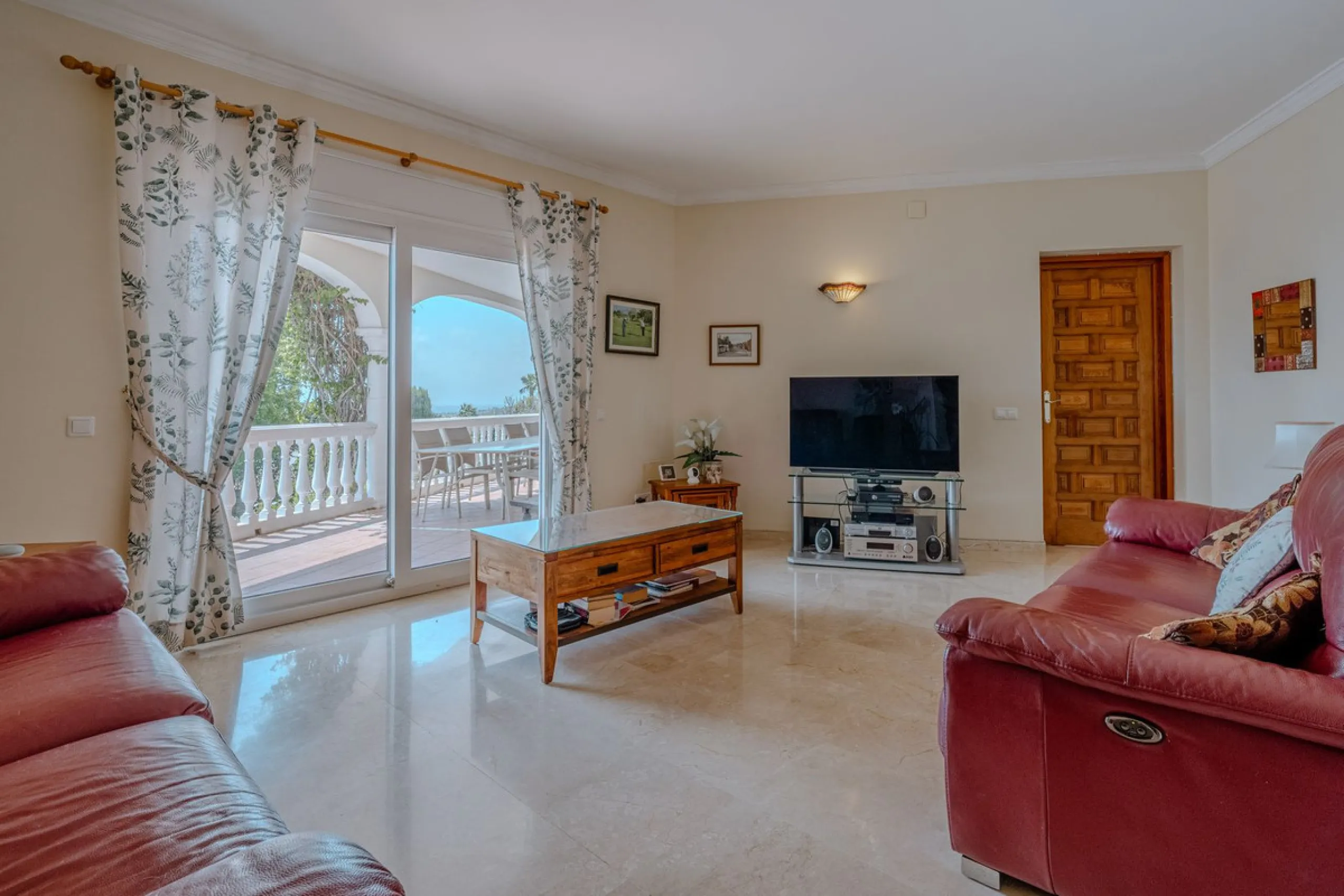Nestled in the heart of El Paraíso Medio, this beautiful five-bedroom, four-bathroom detached villa offers a perfect blend of timeless Andalusian charm and modern comfort, all within easy walking distance of local amenities.