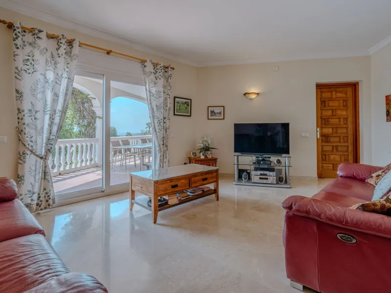 Nestled in the heart of El Paraíso Medio, this beautiful five-bedroom, four-bathroom detached villa offers a perfect blend of timeless Andalusian charm and modern comfort, all within easy walking distance of local amenities.