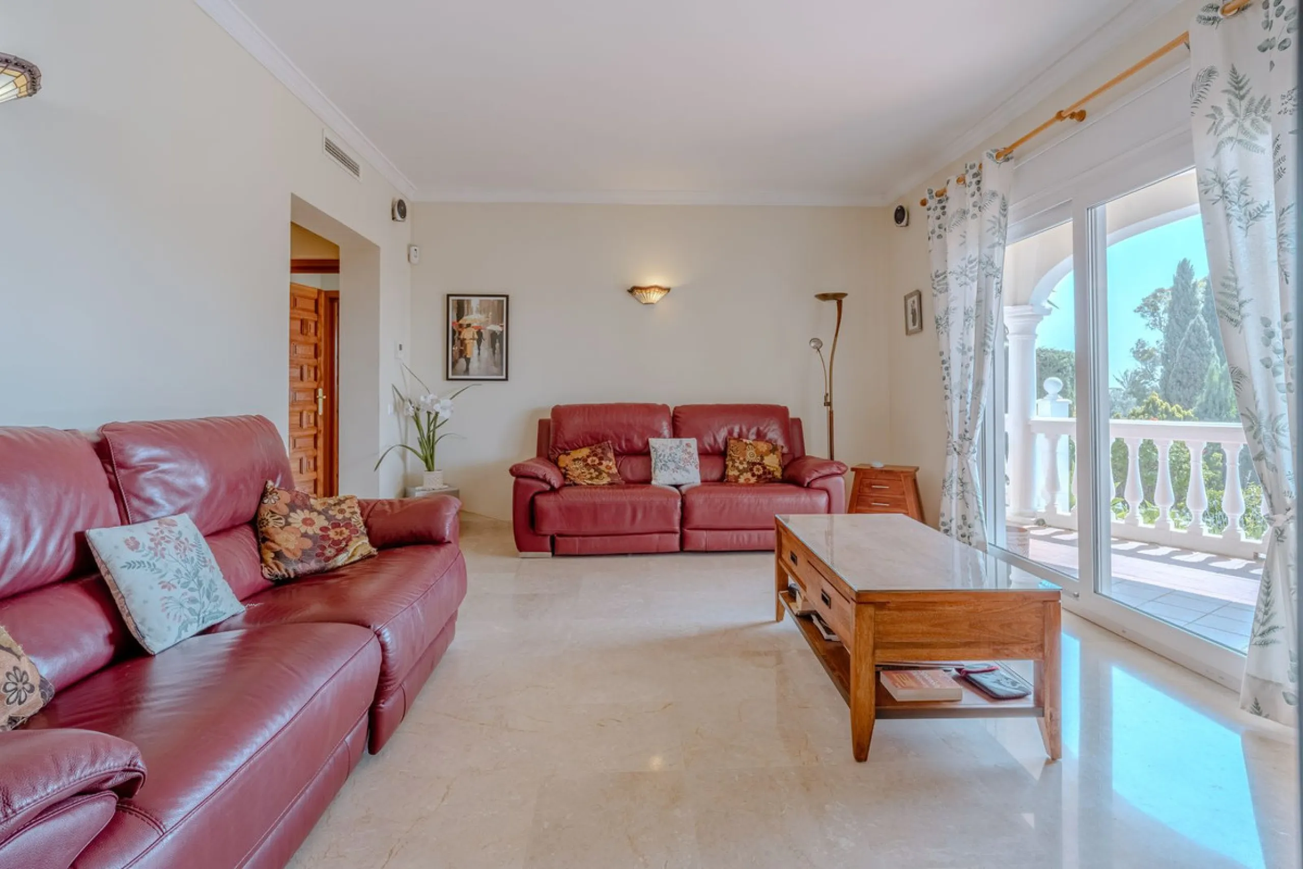 Nestled in the heart of El Paraíso Medio, this beautiful five-bedroom, four-bathroom detached villa offers a perfect blend of timeless Andalusian charm and modern comfort, all within easy walking distance of local amenities.