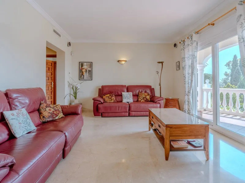 Nestled in the heart of El Paraíso Medio, this beautiful five-bedroom, four-bathroom detached villa offers a perfect blend of timeless Andalusian charm and modern comfort, all within easy walking distance of local amenities.