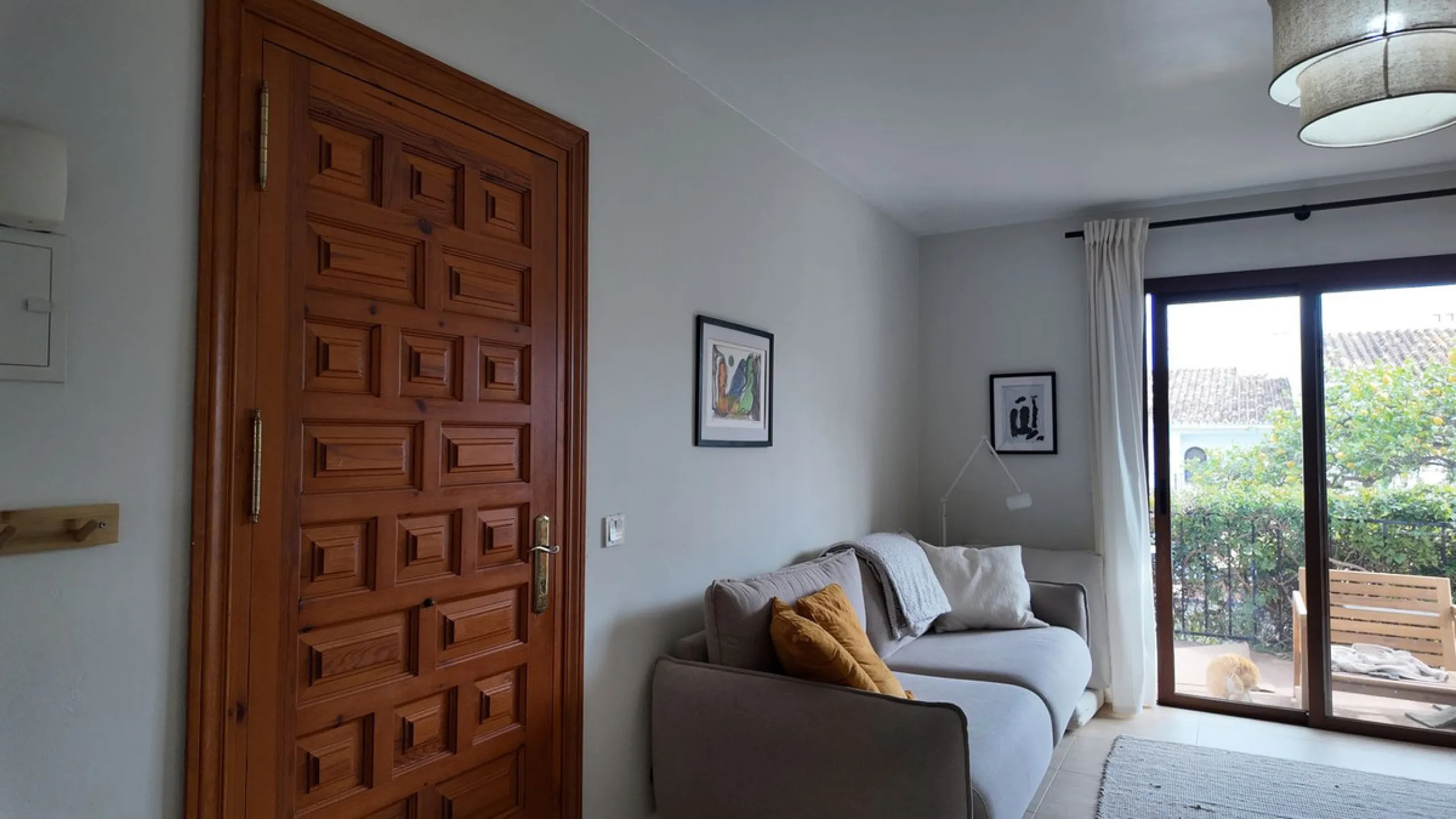 This charming ground-floor apartment is located in the picturesque white village of Mijas Pueblo, one of the most iconic and sought-after areas on the Costa del Sol. Known for its authentic Andalusian character, breathtaking views and relaxed Mediterranea